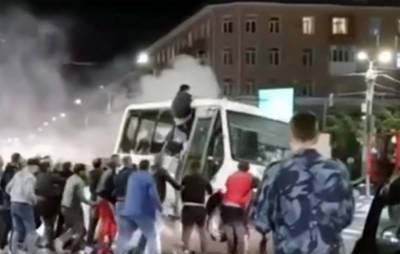 Очевидцы аварии толпой перевернули микроавтобус и помогли выбраться людям - zr.ru - Омск