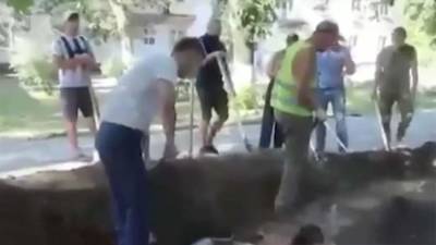 На чуть не закопавшего археологов члена КПРФ подали заявление - iz.ru - Россия - Израиль - Ростовская обл.