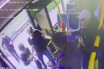 В Петербурге пассажиры автобуса устроили стрельбу из-за обиды на кондуктора - lenta.ru - Россия - Санкт-Петербург - Новосибирск