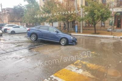 В центре Астрахани под асфальт провалился автомобиль - ast.mk.ru - Астрахань