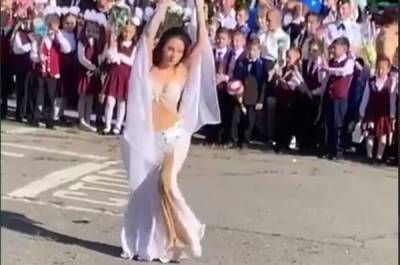 Исполнившая танец живота на линейке в День знаний учительница извинилась - govoritmoskva.ru - Россия - Хабаровск