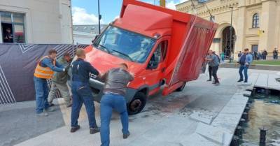 Названа сумма ущерба от провала фургона в фонтан у киевского Арсенала - delo.ua - Украина - Киев
