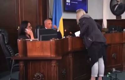 В Черновцах женщина обматерила и побила мэра бумагами во время сессии (видео) - sharij.net - Черновцы