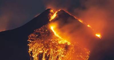 Юбилейное извержение. Спутник сделал снимок 50-го выброса лавы и пепла вулканом Этна - focus.ua - Украина