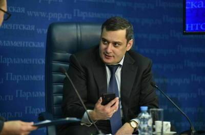 Александр Хинштейн - Хинштейн предложил распространить неналоговое отчисление в 1,2% на IT-компании без дата-центров в России - pnp.ru - Россия