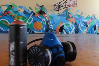 Художники разрисовали стену в спортзале школы Судака - lenta.ru - Судак