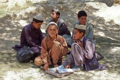 Ашраф Гани - В Афганистане возобновилась работа школ для мальчиков и медресе - mk.ru - Россия - Афганистан