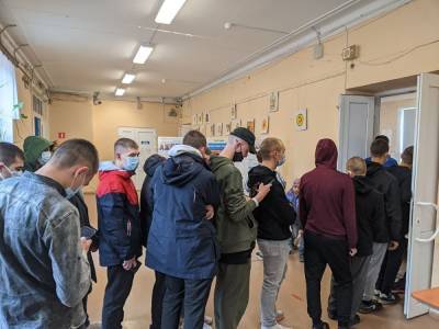 В Петербурге на участках заметили очереди из молодых людей в спортивной форме - znak.com - Санкт-Петербург