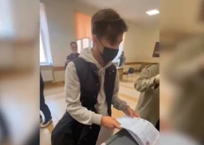 Ирина Фатьянова - В Петербурге задержали парня, который попытался вбросить бюллетени - znak.com - Россия - Санкт-Петербург