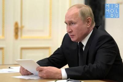 Владимир Путин - Дмитрий Песков - Эмомали Рахмон - Владимир Путин ушел на самоизоляцию из-за случаев заболевания коронавирусом в его окружении - mirmol.ru - Россия - Таджикистан