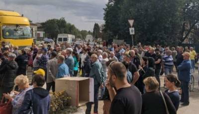 На Николаевщине люди перекрыли трассу и требуют ремонта дорог - lenta.ua - Украина