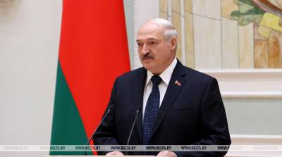 Александр Лукашенко - Лукашенко обратился к творческим работникам: "Люди на вас смотрят с восторгом, цените это" - belta.by - Белоруссия