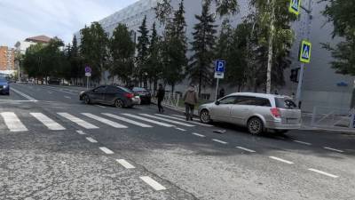 Три автомобиля столкнулись на пешеходном переходе в центре Тюмени - nashgorod.ru - Тюмень