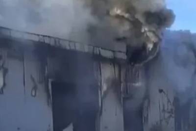 В Северной столице загорелись боксы с машинами в автосервисе - runews24.ru - Санкт-Петербург