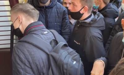 В Харькове толпы штурмуют военкомат, люди жалуются на беспредел: кадры с места событий - politeka.net - Украина - Харьков