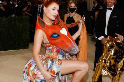 Нелепые наряды звезд на Met Gala стали мемами в соцсетях - lenta.ru - Нью-Йорк