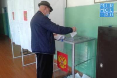 В Курахском районе проголосовал председатель районного Совета ветеранов - mirmol.ru - Россия - респ. Дагестан