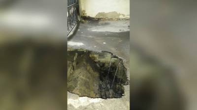 В центре Воронежа провалился асфальт в арке у жилого дома: появилось видео - vestivrn.ru - Воронеж