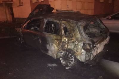 Ночью неизвестные подожгли автомобили Mitsubishi и Toyota в Красноярске - kras.mk.ru - Красноярск