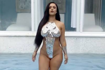 Модель вышла на публику в купальнике из скотча - lenta.ru - Ямайка