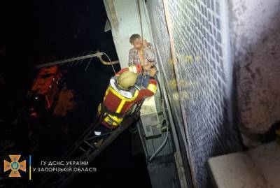 В Запорожье мужчина выпал из окна, но зацепился за кондицинер - kp.ua - Украина - Запорожье