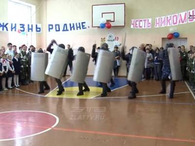 В регионах Сибири в очереди на голосование выстроились сотрудники ФСИН, МЧС, Росгвардии и военные - rosbalt.ru - Новосибирск - Иркутск - Омск