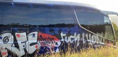 Фанаты Рейнджерс разрисовали оскорбительными надписями автобус Лиона - sportarena.com
