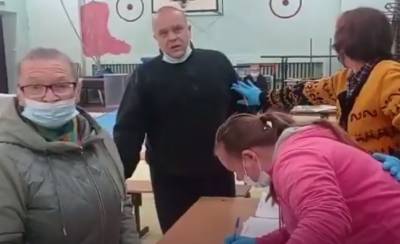 Александр Рогожкин - В Петербурге члена комиссии, заподозрившего «карусель», пригрозили «выкинуть» с участка - znak.com - Россия - Санкт-Петербург