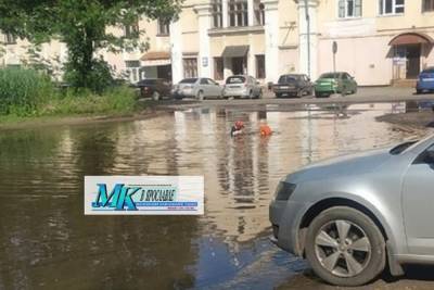 Знаменитой луже на Пожарского в Ярославле исполнилось 20 лет - yar.mk.ru - Ярославль