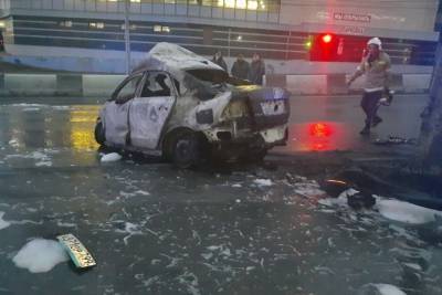 Три человека погибли в Новосибирске в сгоревшем Volkswagen Polo в ДТП - novos.mk.ru - Новосибирск