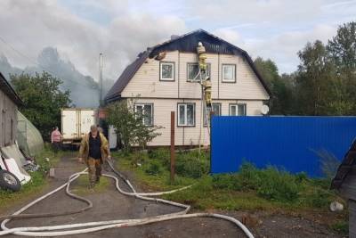 Пожарные спасли от огня дом в любытинской деревне - mk.ru - Новгородская обл. - Великий Новгород