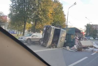 Опрокинувшийся мусоровоз перекрыл движение в Петербурге - online47.ru - Санкт-Петербург