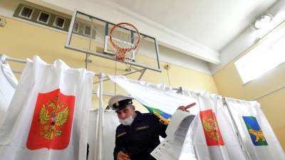 В первый день выборов в РФ отмечают массовое участие в них бюджетников - svoboda.org - Россия - Новосибирск - респ.Бурятия - Омск