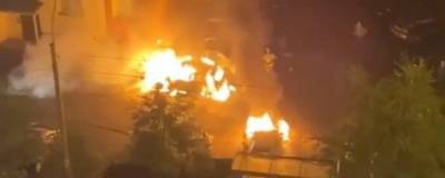 В Красноярске в микрорайоне Солнечный ночью сгорели два автомобиля - runews24.ru - Россия - Красноярский край - Красноярск