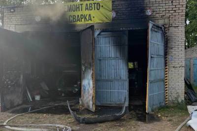 В Лиде на СТО произошел пожар, горели три автомобиля. Один полностью уничтожен - grodnonews.by - Белоруссия