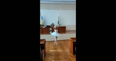 Под Одессой чиновница в балетной пачке станцевала для мэра на день рождения (видео) - focus.ua - Украина - Одесса - Одесская обл. - Черноморск