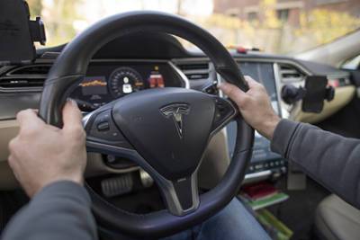 Porsche - Автомобили Tesla назвали опасными из-за руля - lenta.ru