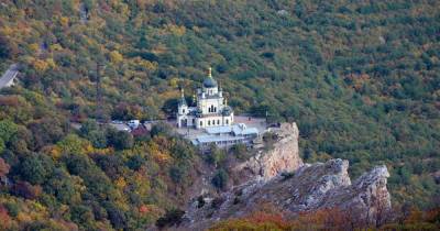 Автомобиль с пассажирами внутри сорвался в пропасть в Крыму - ren.tv - Россия - Крым