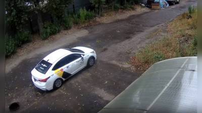 В Воронеже сняли на видео кражу люка таксистом «Яндекса» - vestivrn.ru - Воронеж