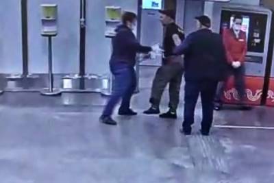 Пассажира московского метро избили после конфликта на эскалаторе - mk.ru