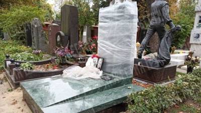 Олег Табаков - На могиле Олега Табакова спустя три года после его смерти появился памятник - 5-tv.ru - Москва - Россия