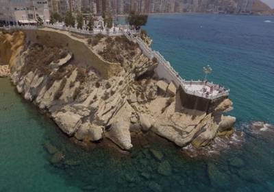 Украинка в Испании хотела сделать селфи и сорвалась в море со скалы - kp.ua - Украина - Испания