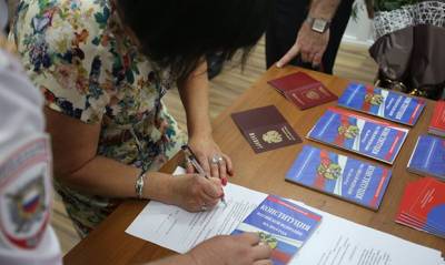 Жителям ДНР и ЛНР перед голосованием на выборах в Госдуму выдали российские паспорта - og.ru - Россия - Украина - ДНР - Ростовская обл. - ЛНР