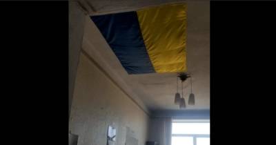 Петр Порошенко - Чиновники Николаевской РГА закрыли дыру в потолке государственным флагом - журналист (фото) - focus.ua - Украина - Николаев