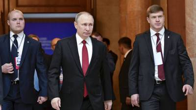 Владимир Путин - Дмитрий Песков - «Вовремя не ревакцинировались»: Песков рассказал о вспышке COVID-19 в окружении Путина - russian.rt.com - Россия