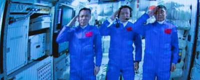 Тан Хунб - Китайские тайконавты, которые провели на орбите 90 дней, возвращаются на Землю - runews24.ru - Китай