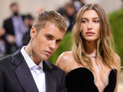 saint Laurent - Джастин Бибер - Фанаты Селены Гомез довели до слез жену Джастина Бибера на красной дорожке Met Gala - bloknot.ru - Нью-Йорк