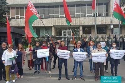 Александр Лукашенко - Белорусы устроили акцию возле посольства Польши в Киеве - lenta.ru - Киев - Белоруссия - Польша - Минск - Варшава