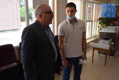 В Каякентском районе 18-летнему избирателю вручили приз - mirmol.ru - Махачкала - респ. Дагестан