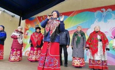 В Тюмени у ДК "Современник" для земляков исполняют народные песни - news.megatyumen.ru - Россия - Тюмень